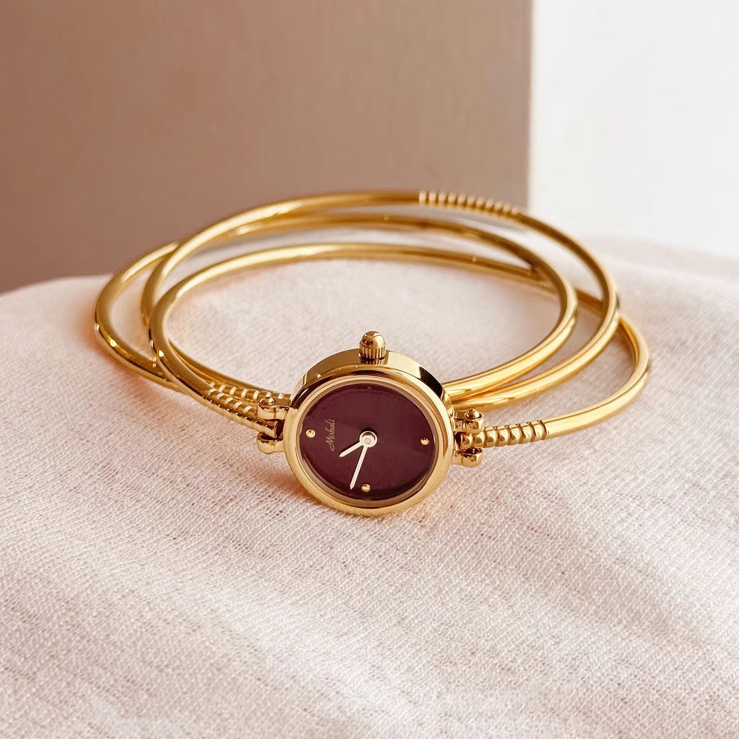 แบรนด์หรูสไตล์เรโทร นาฬิกาข้อม - Luxury Watch Index บทวิจารณ์และราคา