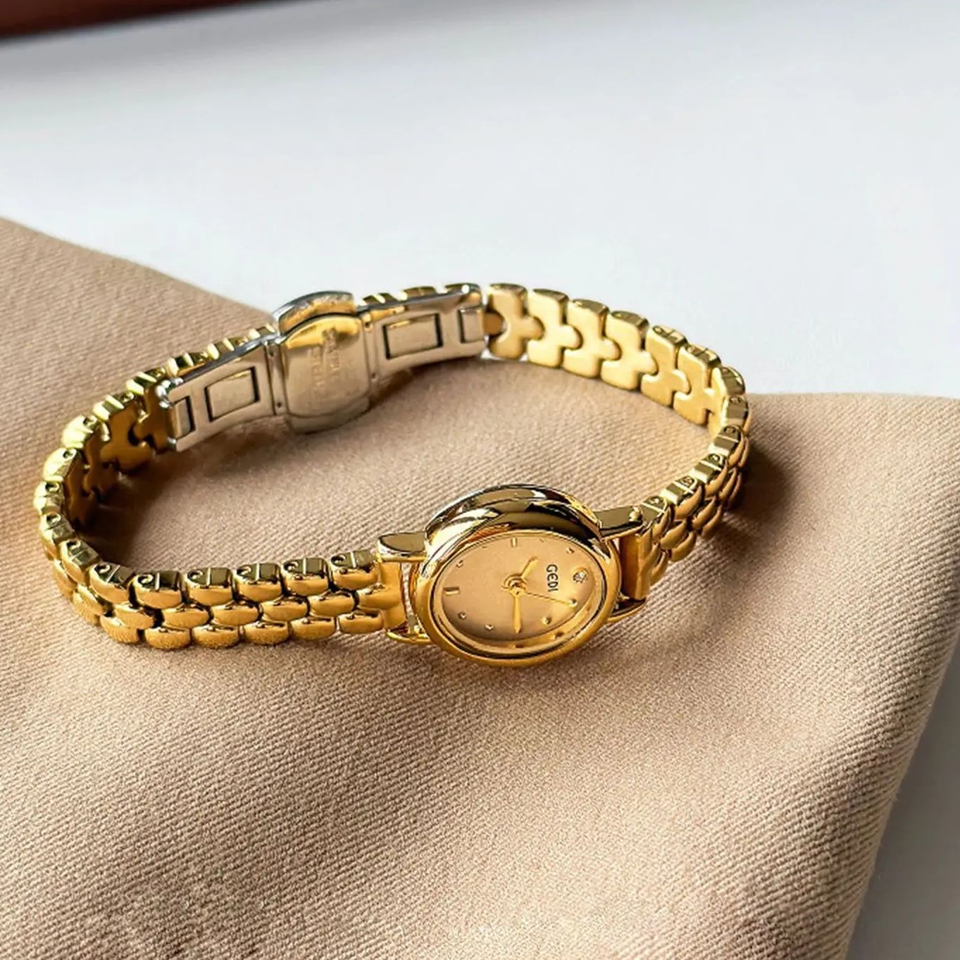 นาฬิกาแบรนด์หรูสำหรับผู้หญิง,  - Luxury Watch On Sale บทวิจารณ์และราคา