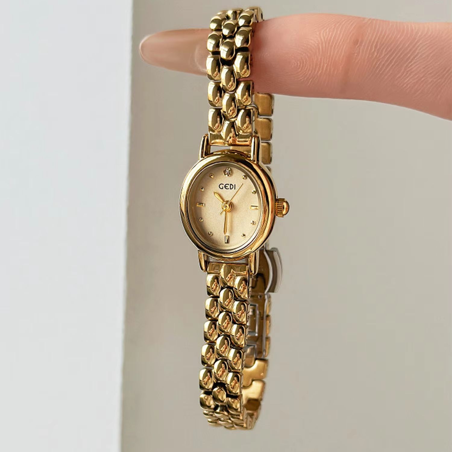 นาฬิกาแบรนด์หรูสำหรับผู้หญิง,  - Luxury Watch On Sale บทวิจารณ์และราคา
