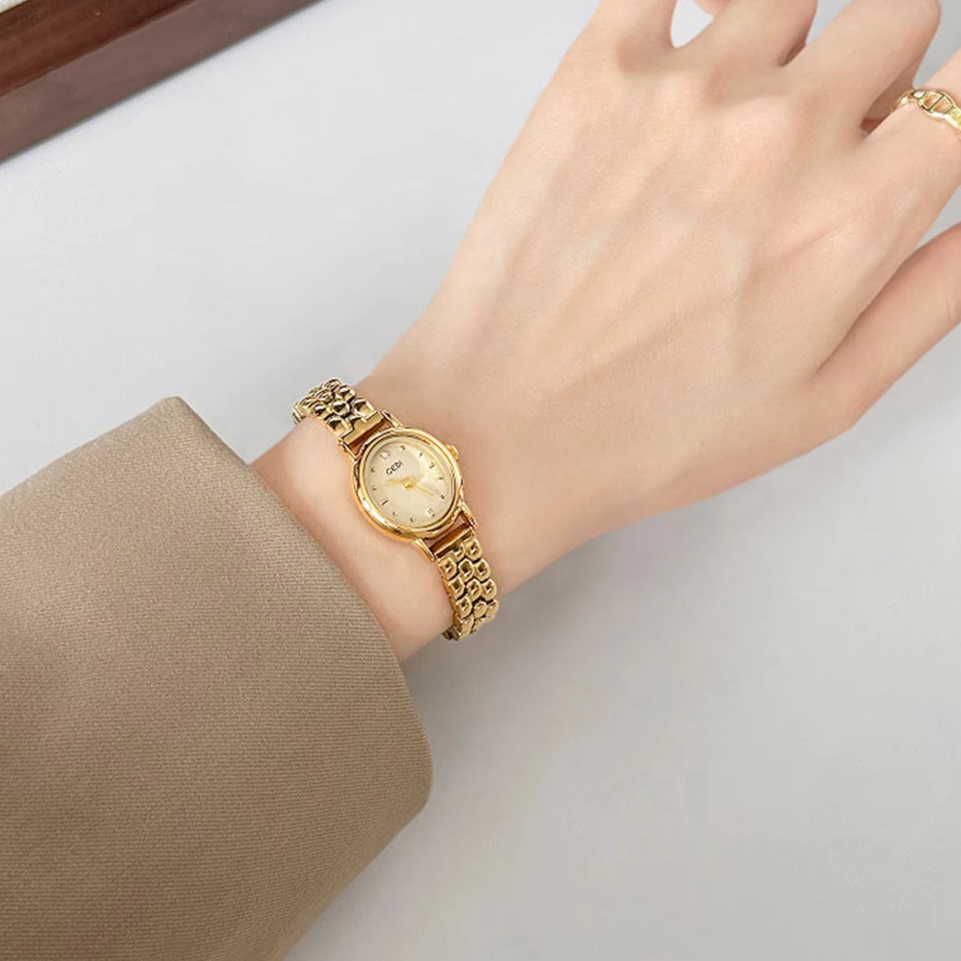 นาฬิกาแบรนด์หรูสำหรับผู้หญิง,  - Luxury Watch On Sale บทวิจารณ์และราคา