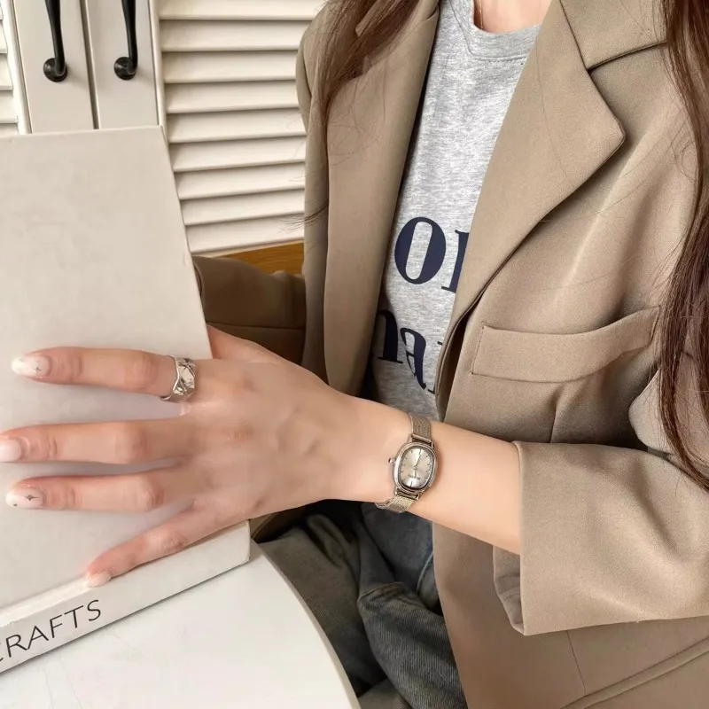 รูปไข่ขนาดเล็ก Dial สีเขียวนาฬ - Luxury Watch Index บทวิจารณ์และราคา