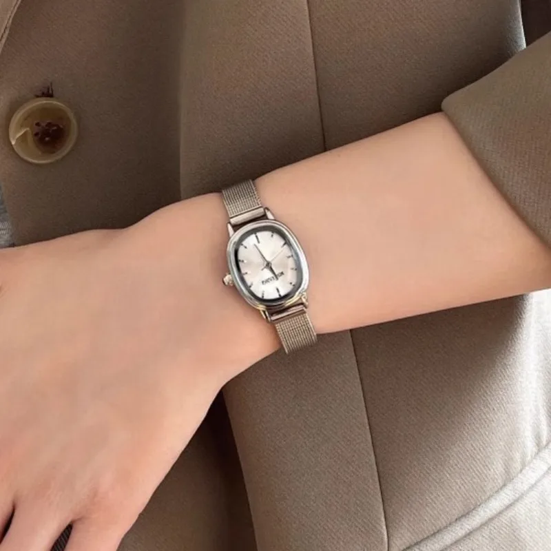 รูปไข่ขนาดเล็ก Dial สีเขียวนาฬ - Luxury Watch Index บทวิจารณ์และราคา